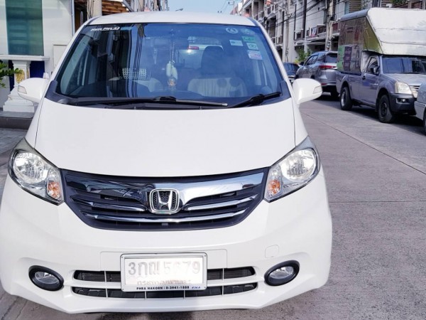 Honda Freed สีขาว