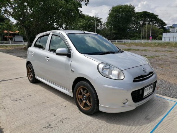 Nissan March ปี 2011 สีเงิน