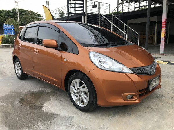 HONDA JAZZ 1.5S ไมล์น้อย 40,700ไม่เคยทำสี เข้าศูนย์ตลอด ได้ล้อแม็กแท้