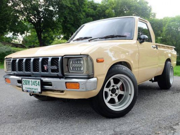 1981 Toyota Hilux LN30 สีเหลือง