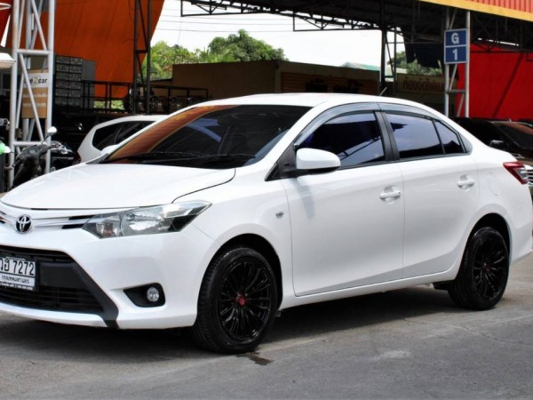 จัดเต็มฟรีดาวน์ ออกรถ 0 บาท ค่าจัดโอนไม่เก็บ 2015 Toyota Vios 1.5 E Sedan AT สีขาว ออโต้