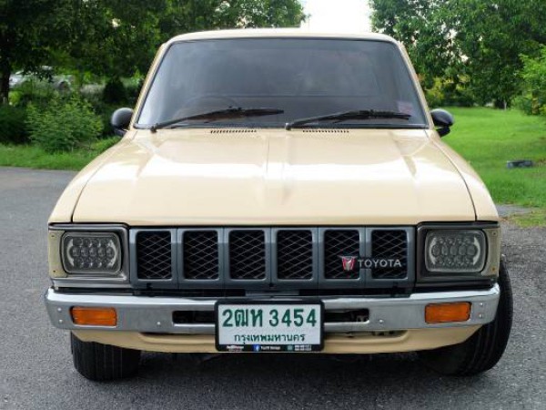 1981 Toyota Hilux LN30 สีเหลือง