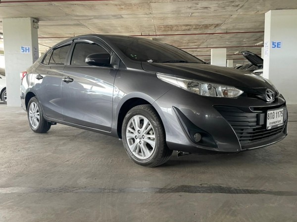 2019 Toyota Yaris สีเทา