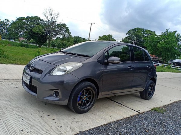 Toyota Yaris ปี 2013 สีเทา