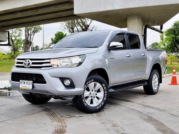 2015 Toyota Hilux Revo Prerunner (4 ประตู) สีเงิน