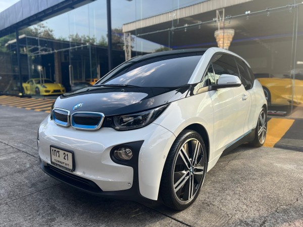 2022 BMW i3 สีขาว