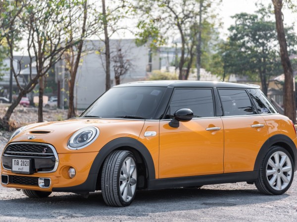 2022 Mini COOPER S 5-TURER RHD สีส้ม