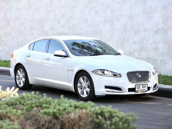 2012 Jaguar XF (X260) สีขาว