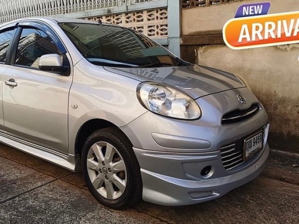 2011 Nissan March สีเงิน
