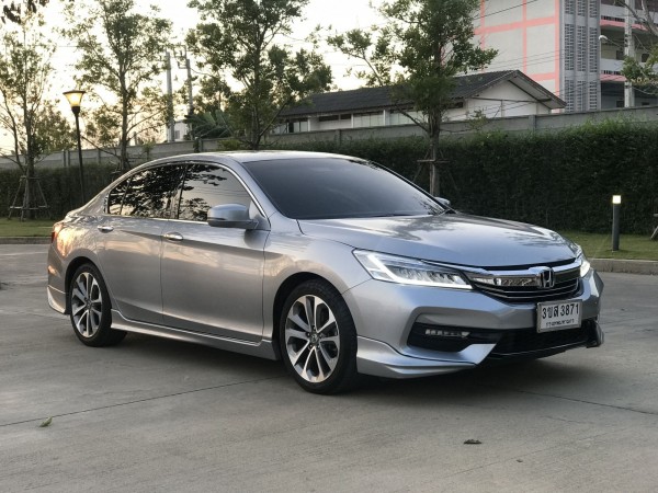Honda Accord 2.0EL MNC ปี2017 ไมล์น้อย 8x,xxx Km.ประวัติศูนย์ตลอด