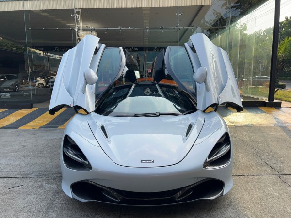 2021 McLaren 720S สีขาว