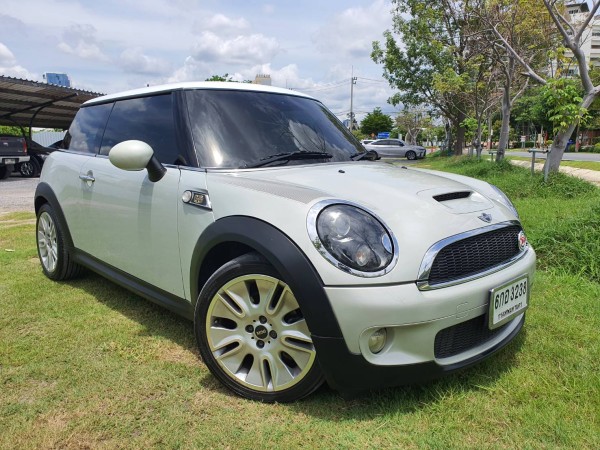 Mini Cooper S สีขาว ปี2010 หลังคาแก้ว รุ่นพิเศษ50ปี CAMDEN