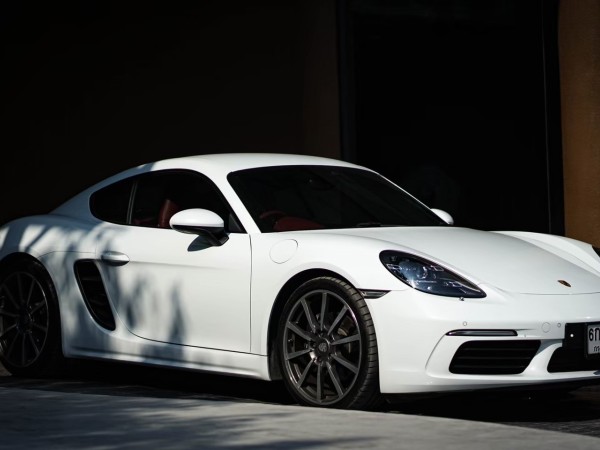 2018 Porsche Cayman 718 สีขาว