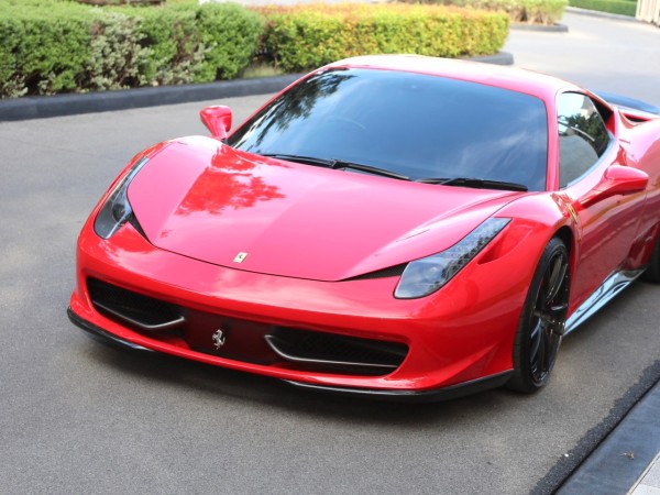 2011 Ferrari 458 Italia สีแดง