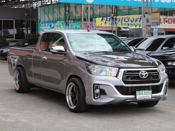 ของแต่งเพียบ จัดท่วมฟรีดาวน์ได้ 2015 Toyota Hilux Revo SMARTCAB 2.4 J Plus M/T สีเทา เกียร์ธรรมดา