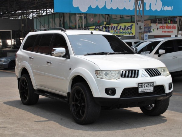 ใช้ขับเที่ยวก็ดี ใช้ขับรับงานก็ได้ประหยัดด้วย 2013 Mitsubishi Pajero Sport 2.4 GLS SUV MT สีขาวเกียร์ดา ติดแก๊ส LPG