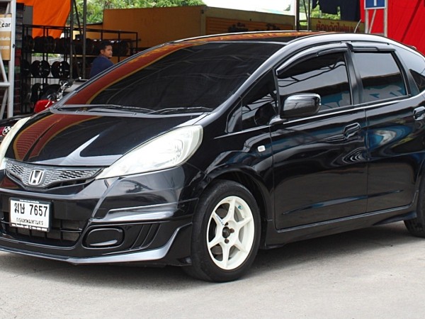 2012 Honda Jazz GE 1.5 V i-VTEC Hatchback AT สีดำ เกียร์ออโต้ CVT สุดประหยัดติดตั้ง แก๊สlpgแล้ว