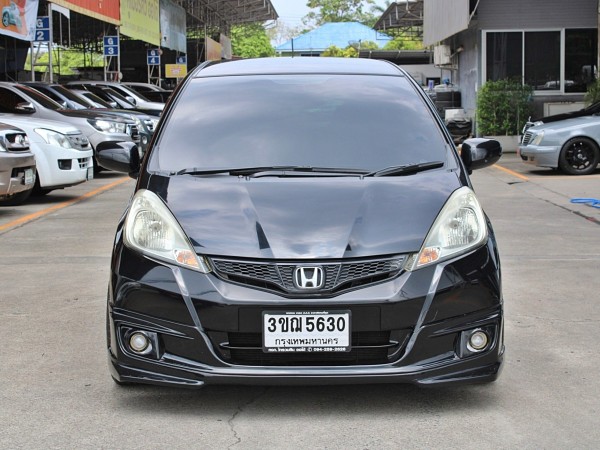 2011 Honda Jazz GE 1.5 V i-VTEC AT สีดำ เกียร์ออโต้ CVT เบาะหนัง ภายในดำ Airbag Abs ดิสเบรค4ล้อ