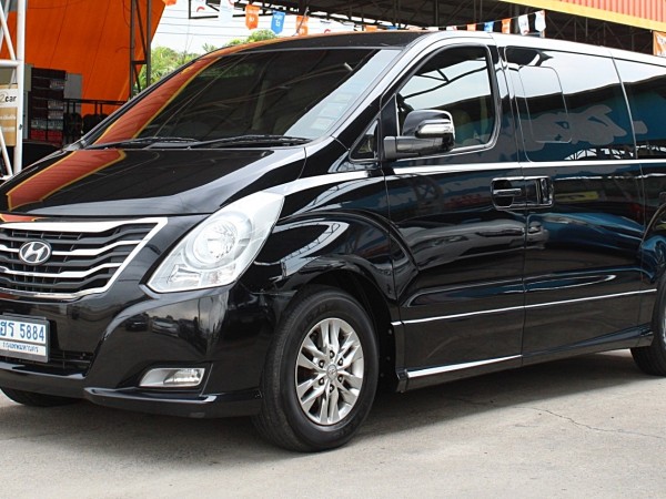 2014 Hyundai H-1 Minor Change 2.5 Deluxe AT สีดำ เกียร์ออโต้ทิปโทนิก รุ่นTop เครื่องรหัส A 2 ดีเซลสุดประหยัด สำหรับครอบครัวใหญ่12ที่นั่ง