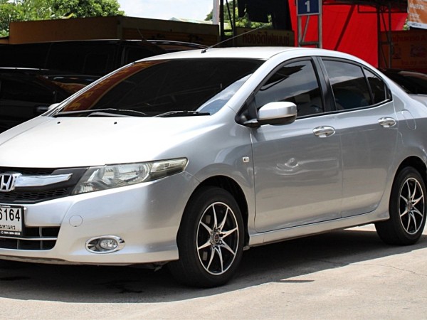 2011 Honda City 1.5 V i-VTEC AT สีบรอนซ์เงิน เกียร์ออโต้ เบาะผ้า เดิมๆไม่แก๊ส ช่วงล่างทำมาแล้ว ไม่มีอุบัติเหตุ สภาพดีครับคันนี้