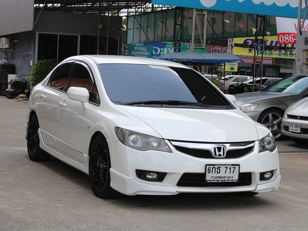 2011 Honda Civic FD 1.8 S ( AS ) i-VTEC AT สีขาว เกียร์ออโต้ ไฟท้าย8เหลี่ยม มาดูคันจริงแล้วมีเสน่ห์ ไม่มีอุบัติเหตุเลยครับ เครื่องดี ช่วงล่างขับดี เบร