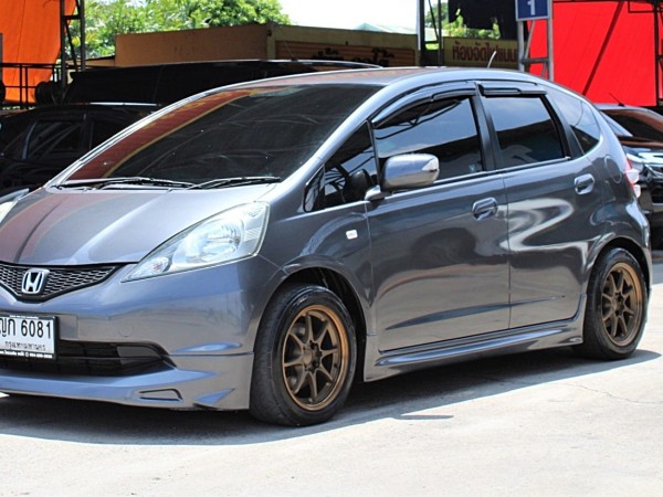 2011 Honda Jazz GE 1.5 V i-VTEC AT สีเทา เกียร์ออโต้ เบาะผ้าเดิม ไม่เคยมีอุบัติเหตุหนัก