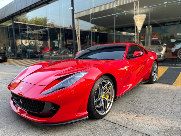 2019 Ferrari 812 Superfast สีแดง