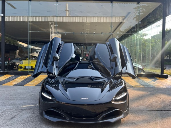 2021 McLaren 720S สีดำ