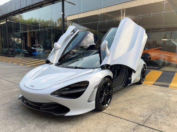 2021 McLaren 720S สีเทา