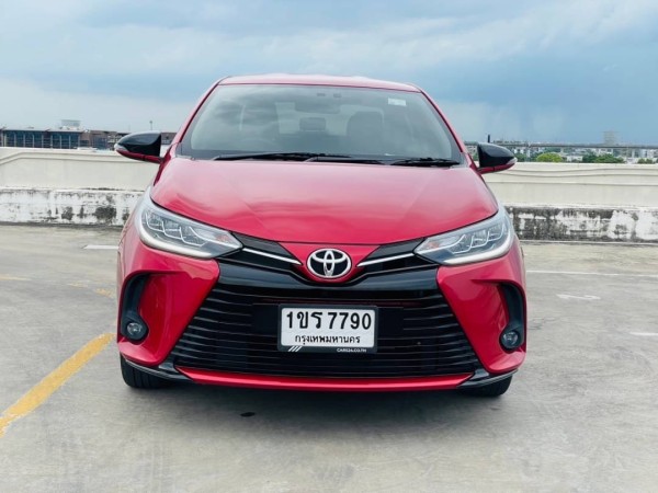 2020 Toyota Yaris สีแดง