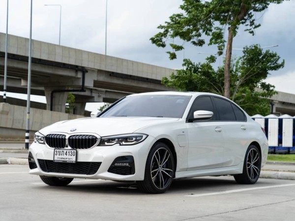 2020 BMW 330e M-Sport สีขาว