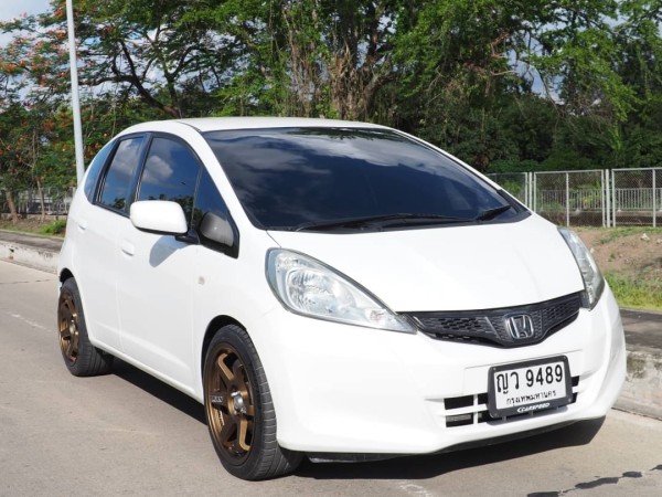 2011 Honda Jazz GE สีขาว