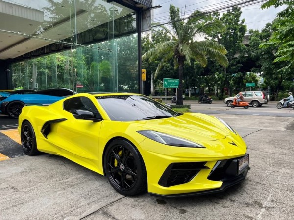 2022 Chevrolet Corvette สีเหลือง