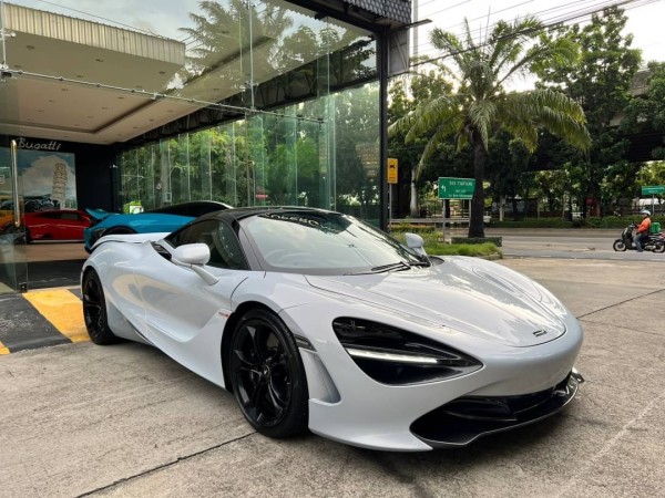 2021 McLaren 720S สีฟ้า