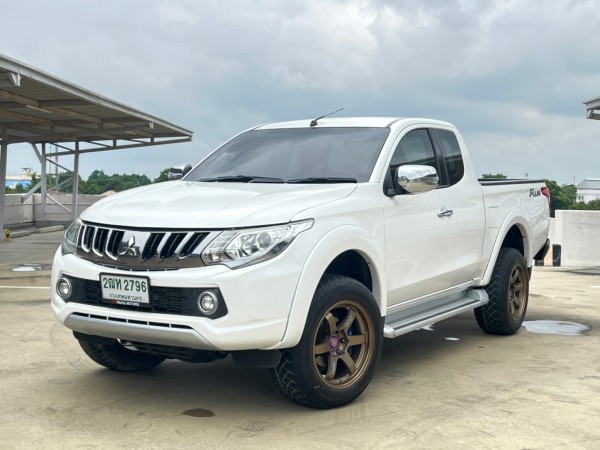 2017 Mitsubishi Triton Mega cab สีขาว