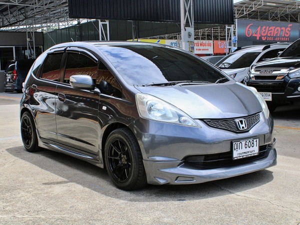 2011 Honda Jazz GE 1.5 V i-VTEC AT สีเทา เกียร์ออโต้ เบาะผ้าเดิม ไม่เคยมีอุบัติเหตุหนัก ไม่เคยแก๊ส ขับดี เครื่องช่วงล่างดีเลย จัดได้ท่วม ฟรีดาวน์ได้