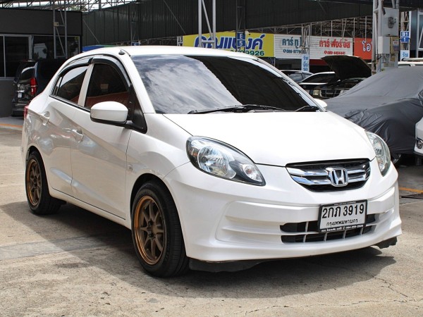 จัดไฟแนนได้ถึง2แสนปลาย ออกรถฟรีทุกค่าใช้จ่าย 2013 Honda brio amaze 1.2 V Auto CVT สีขาว