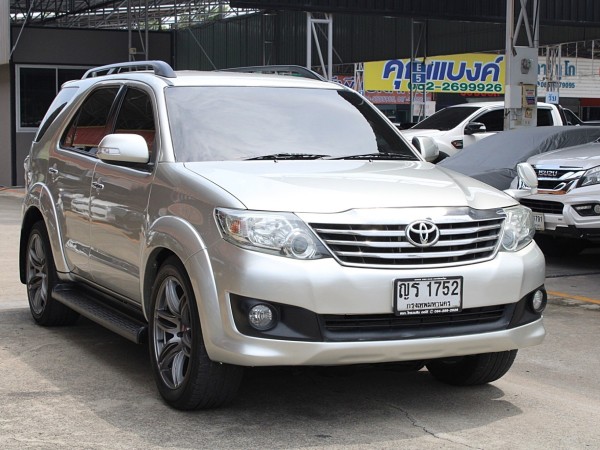 ฟรีดาวน์ 2011 toyota Fortuner 2.7 V 2WD Auto สีบรอนซ์ เกียร์ออโต้ ขับ2 หน้าแชมป์ เบนซินไม่แก๊ส