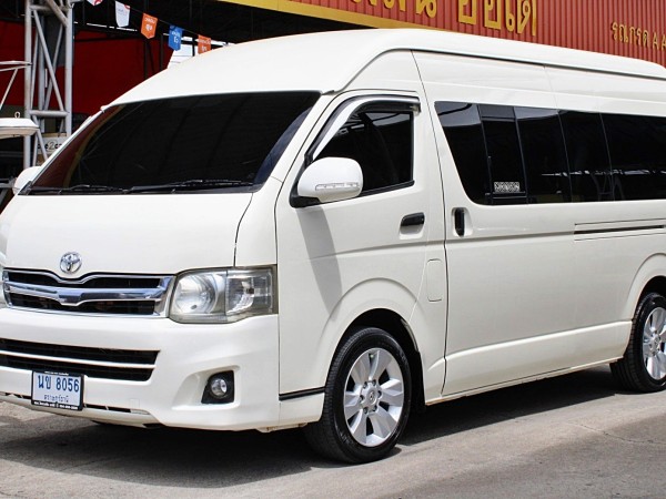 2011 Toyota Hiace COMMUTER ดีเซล 2.5 D4D MT สีขาว เกียร์ธรรมดา มือเดียวออกห้าง แต่ง VIP สวยเรียบร้อยพร้อมออกทัวส์