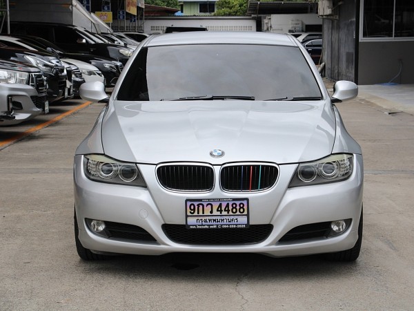 2010 BMW 320d 2.0 E90 SE Sedan AT สีเงิน เกียร์ออโต้ เครื่องดีเซล บอดี้สวย ไม่มีอุบัติเหตุ เป็นรุ่นที่ประหยัดเชื้อเพลิงดีมาก ขับสนุก