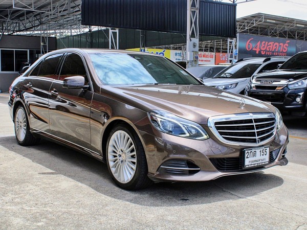 2015 Mercedes-Benz E300 2.1 W212 Executive Blue TEC HYBRID Diesel AT สีน้ำตาล รถบ้านเดิมๆ รถศูนย์ Benz Thailand มือแรกออกห้าง มีประวัติศูนย์ตามระยะ ไม