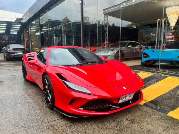 2021 Ferrari F8 Tributo สีแดง