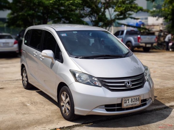 2010 Honda Freed สีเงิน