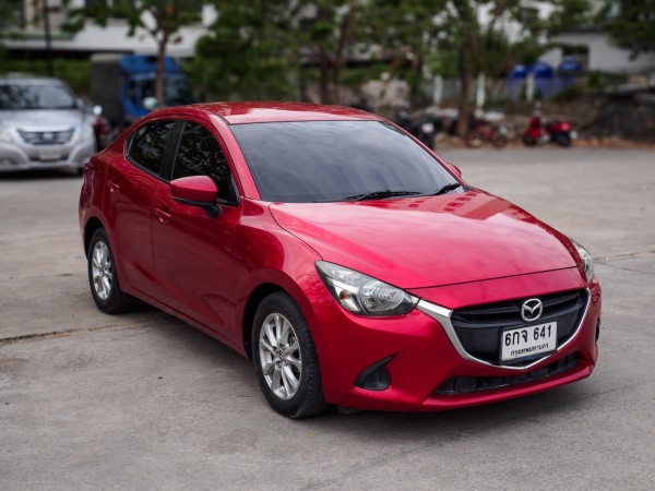 2017 Mazda 2 Sedan (4 ประตู) สีแดง