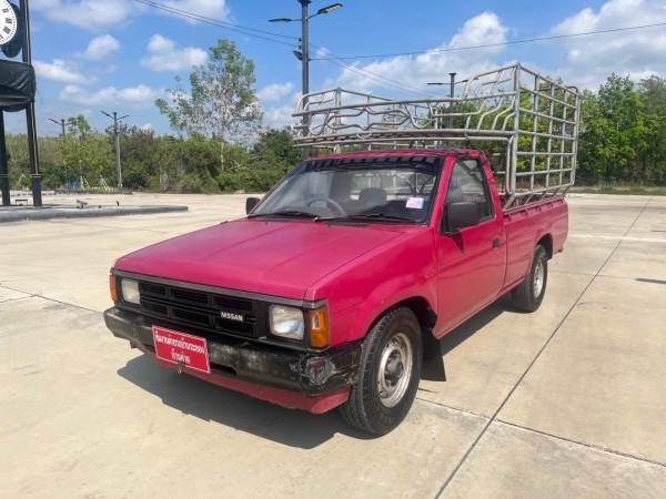 1987 Nissan Big M สีแดง