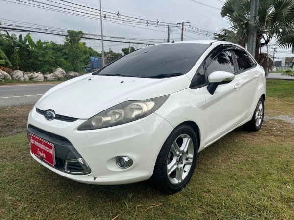 2012 Ford Fiesta สีขาว