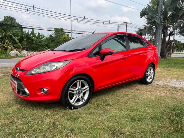 2013 Ford Fiesta สีแดง