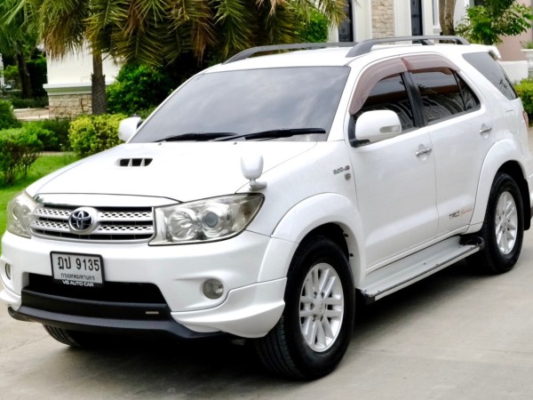 Toyota Fortuner 3.0V TRD 4wd ปี 2010 ออโต้ ดีเซล สีขาว ไมล์ 18x,xxx Km.