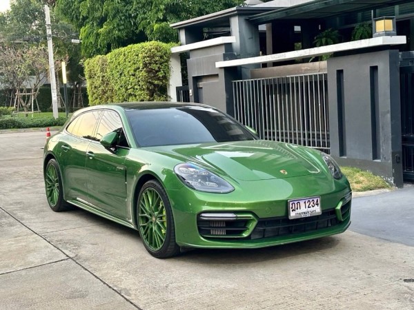 2021 Porsche Panamera สีเขียว