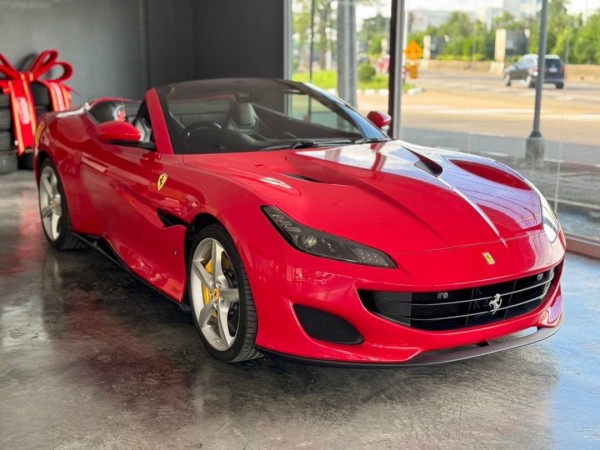 2019 Ferrari Portofino สีแดง